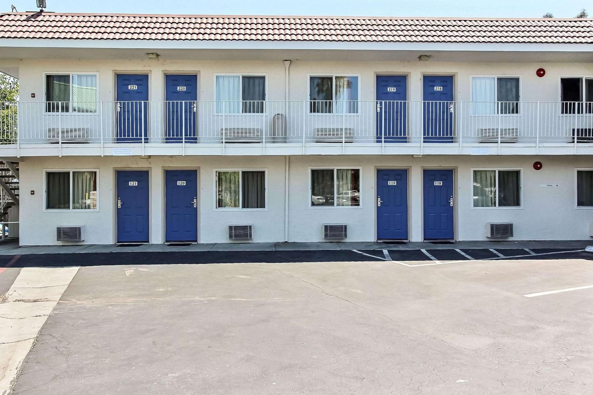 4 Smart 3-Star Hotels Near Compaq Center San Jose