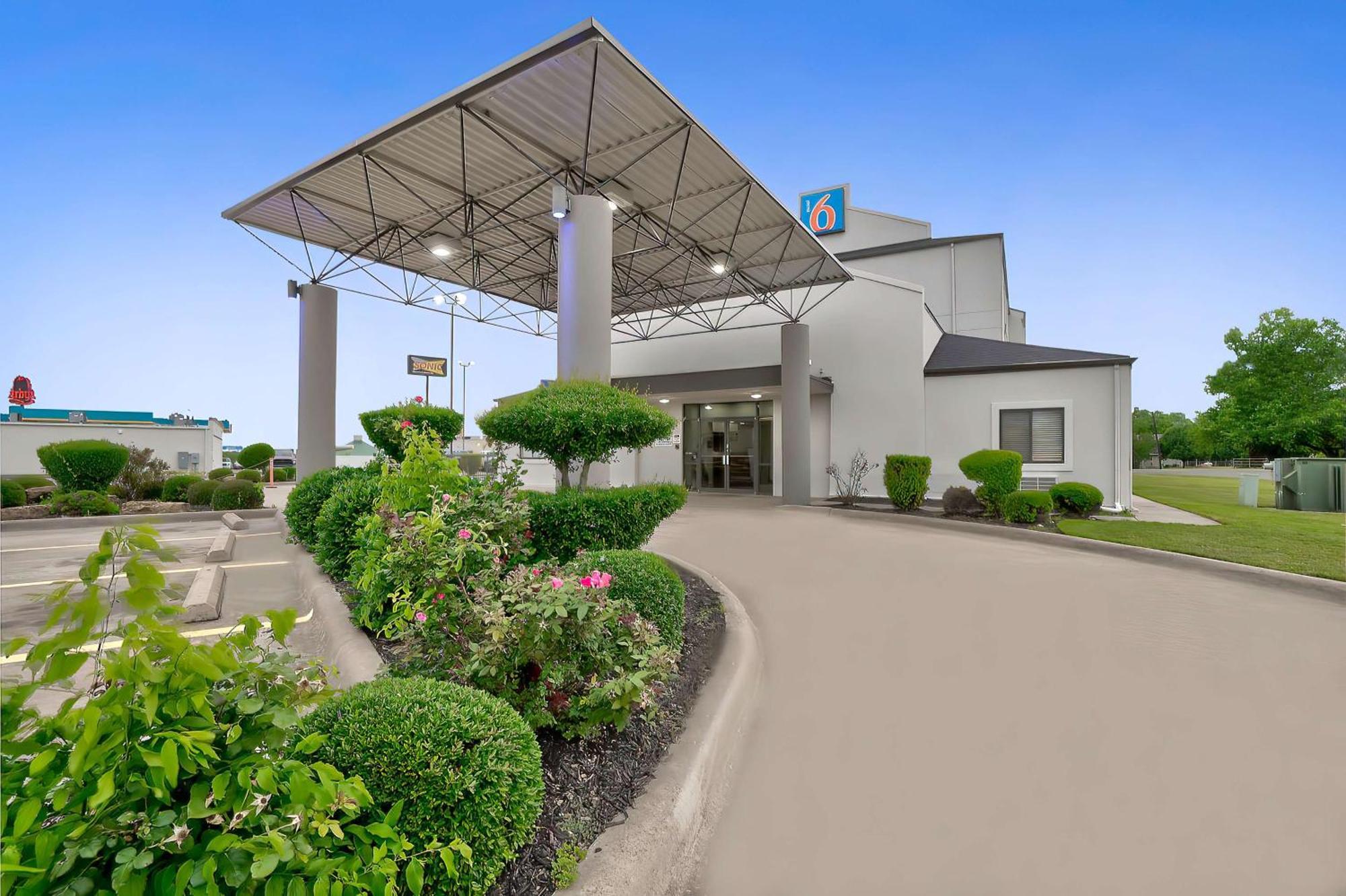4 Hotels Near Kingdom Hall of Jehovah's Denison for Easy Access