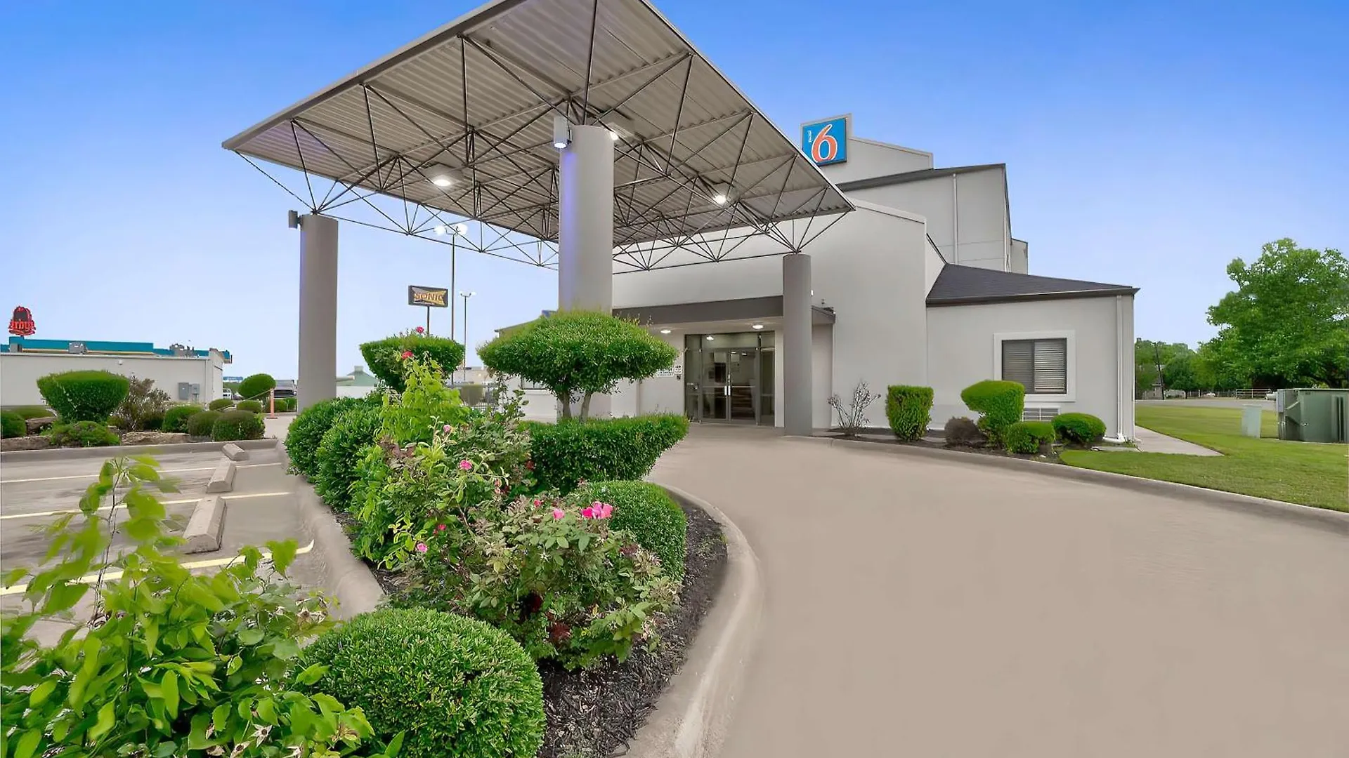 4 Hotels Near Kingdom Hall of Jehovah's Denison for Easy Access